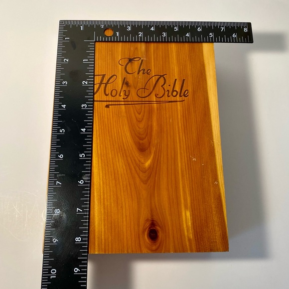 Vintage 1976 Catholic Illustrated Holy Bible Memorial Edition in Wood Cedar Box - Picture 10 of 11